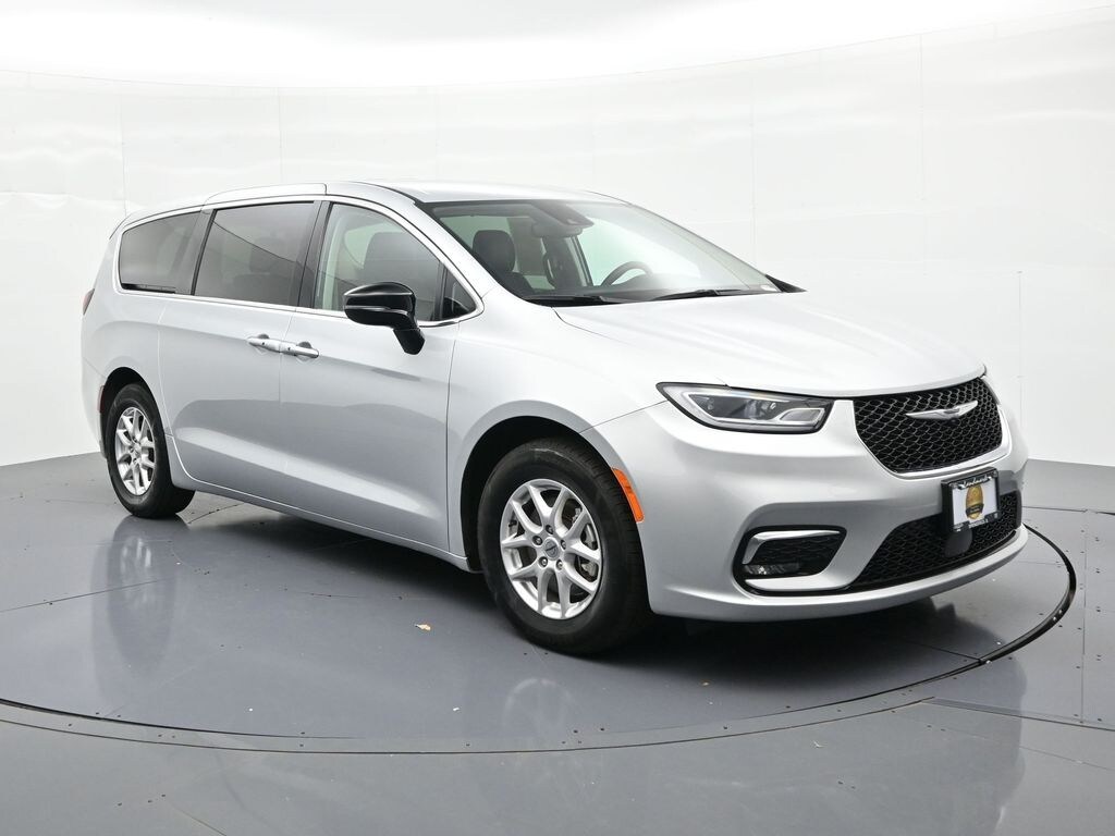 Used 2024 Chrysler Pacifica Touring L Passenger Van