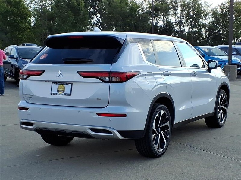 2024 Mitsubishi Outlander SE photo 4