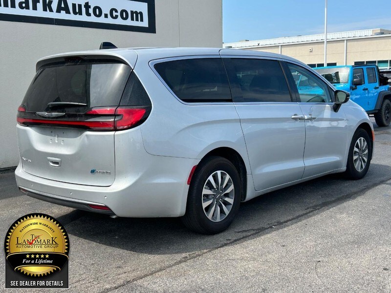 2024 Chrysler Pacifica Hybrid photo 3