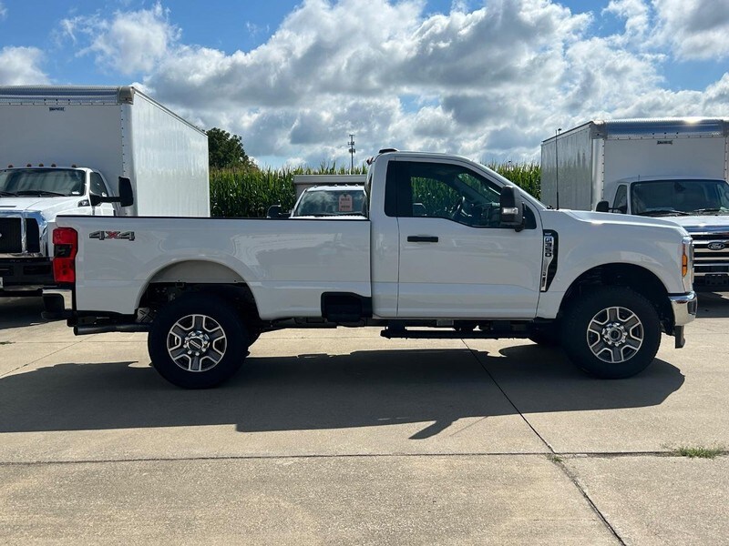 2025 Ford F-350 XLT photo 2