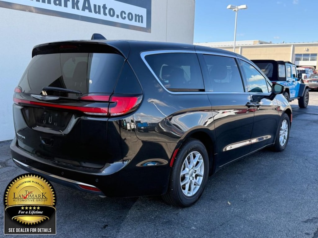Used 2023 Chrysler Pacifica Touring L FWD Mini-Van