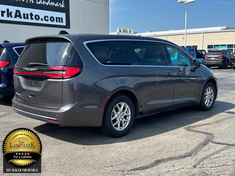2023 Chrysler Pacifica Touring L photo 3
