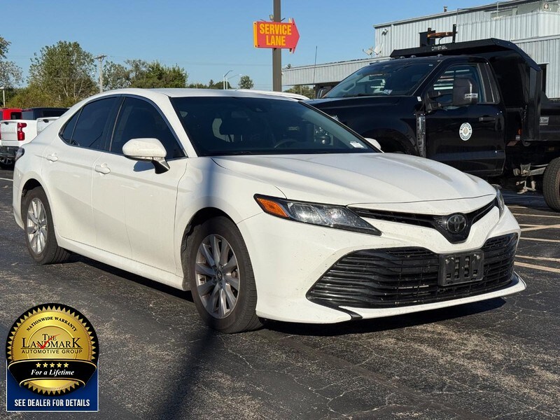 2018 Toyota Camry LE photo 2