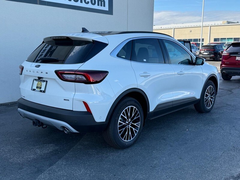 2024 Ford Escape Titanium photo 3