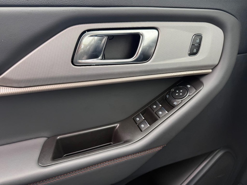 2025 Ford Explorer Active - Photo 8