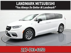 Used 2024 Chrysler Pacifica Hybrid Select Minivan/Van for sale in Springfield, IL