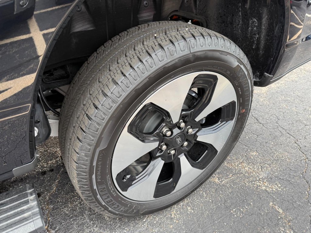 2025 Ford F-150 Lightning Platinum - Photo 17