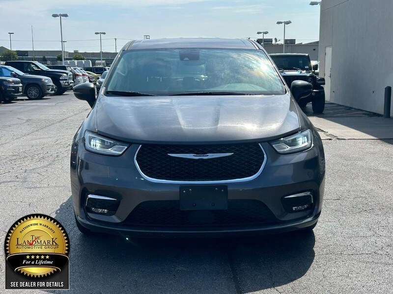 2023 Chrysler Pacifica Touring L photo 4