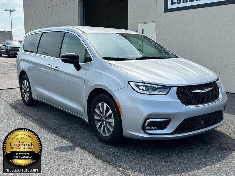 2024 Chrysler Pacifica Hybrid photo 2