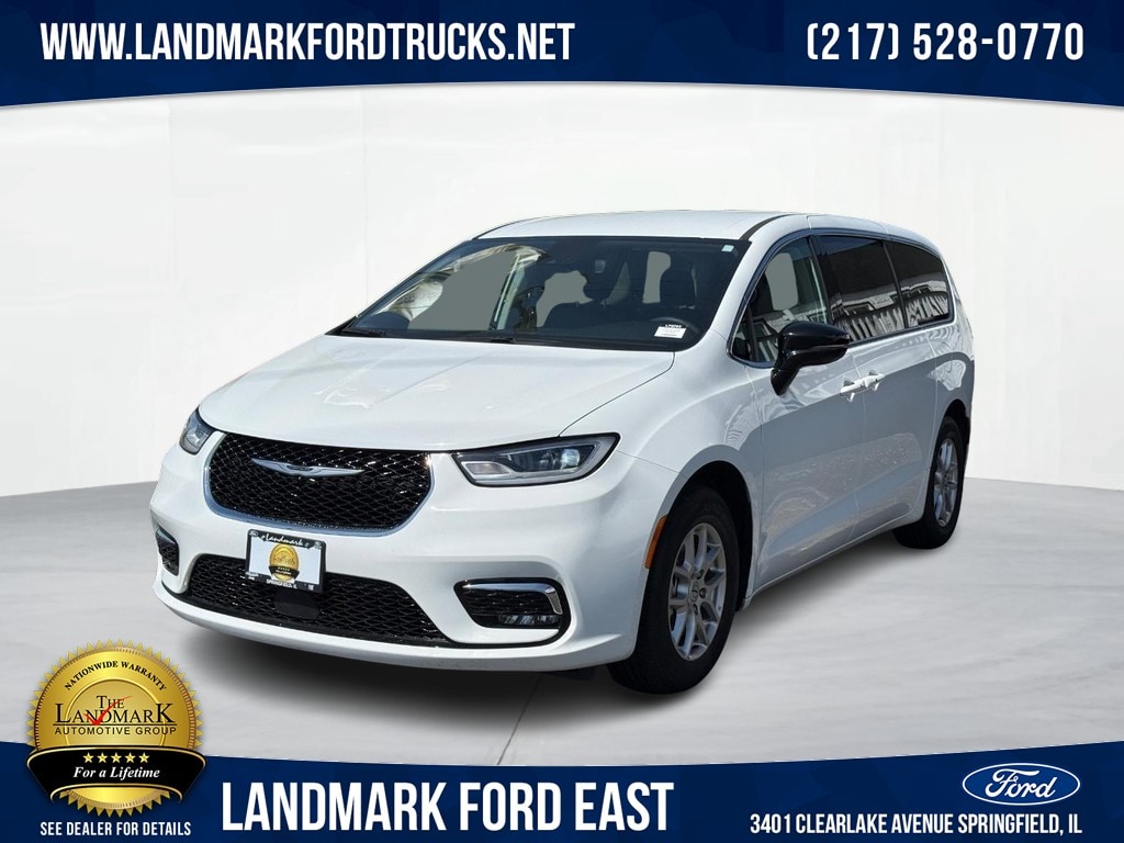 2024 Chrysler Pacifica Touring L's photo