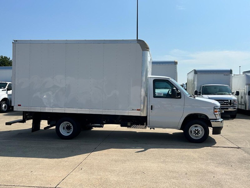 2025 Ford E-450 photo 2