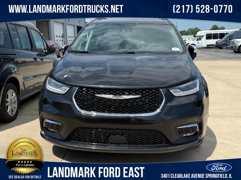 2023 Chrysler Pacifica Limited's photo