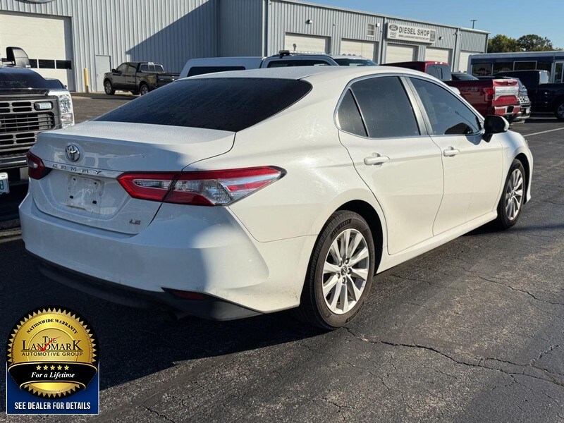 2018 Toyota Camry LE photo 3