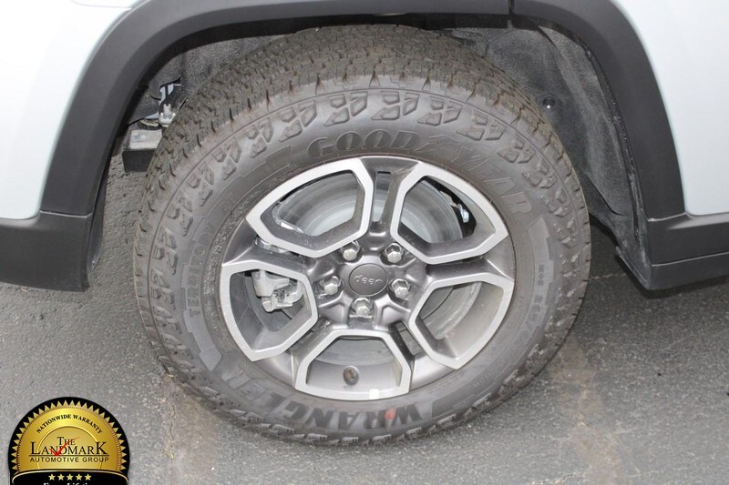 2023 Jeep Cherokee Trailhawk 4xe photo 3
