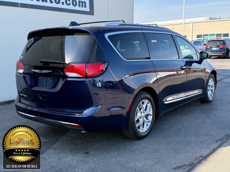 2019 Chrysler Pacifica Touring Plus photo 3