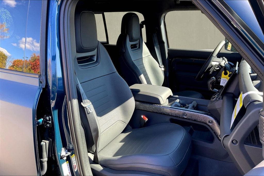 2026 Land Rover Defender OCTA - Photo 11