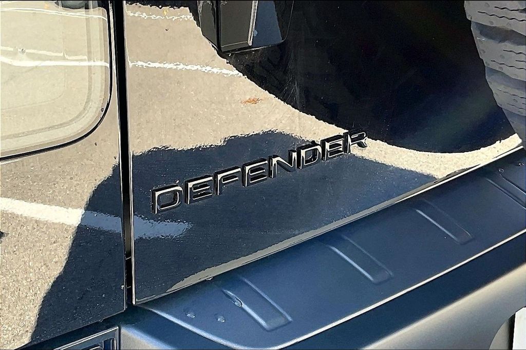 2026 Land Rover Defender OCTA - Photo 9