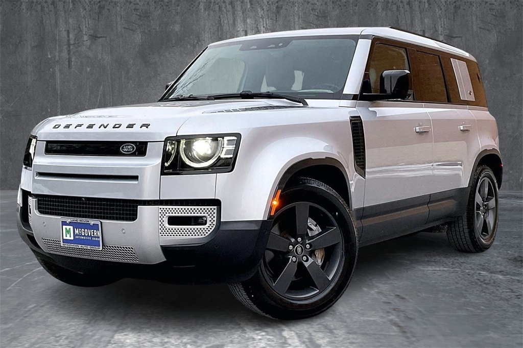 2023 Land Rover Defender SE's photo