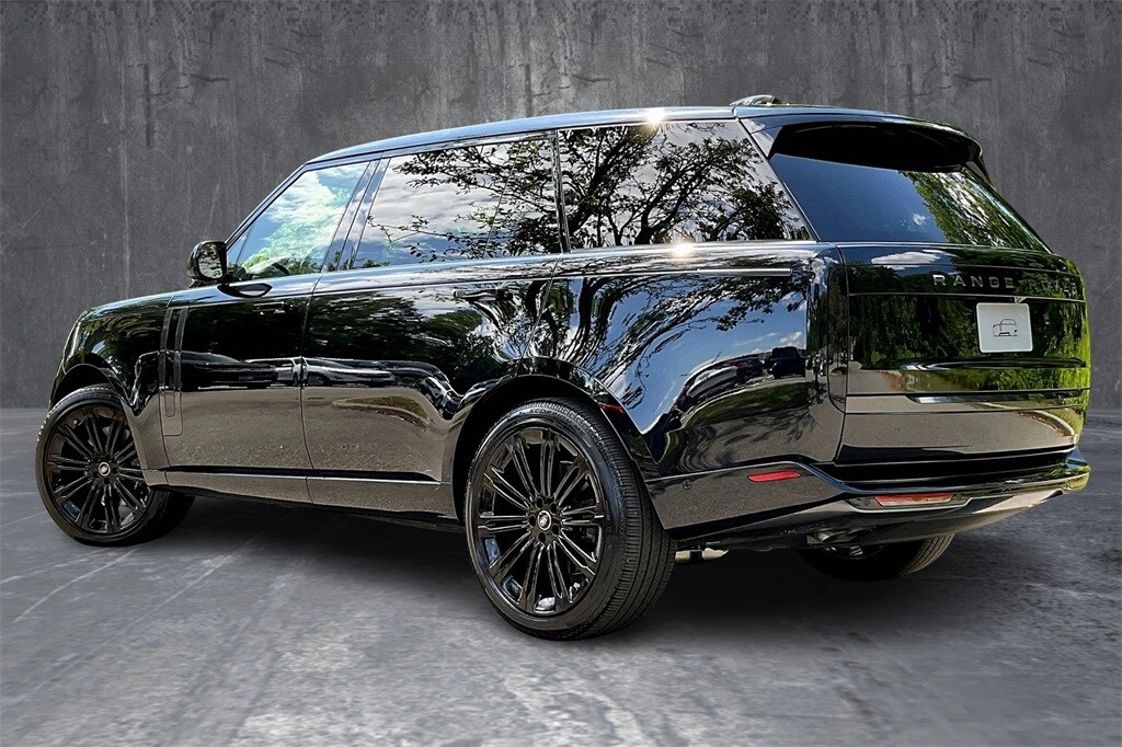2025 Land Rover Range Rover SE photo 2