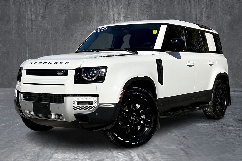 2025 Land Rover Defender S's photo