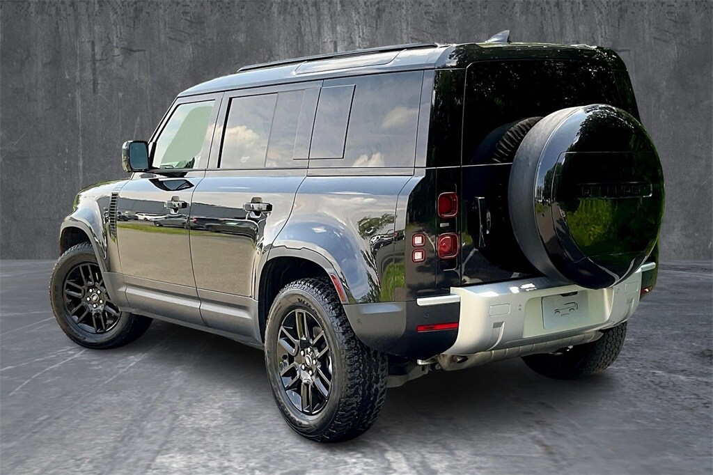 2025 Land Rover Defender 110 S photo 4