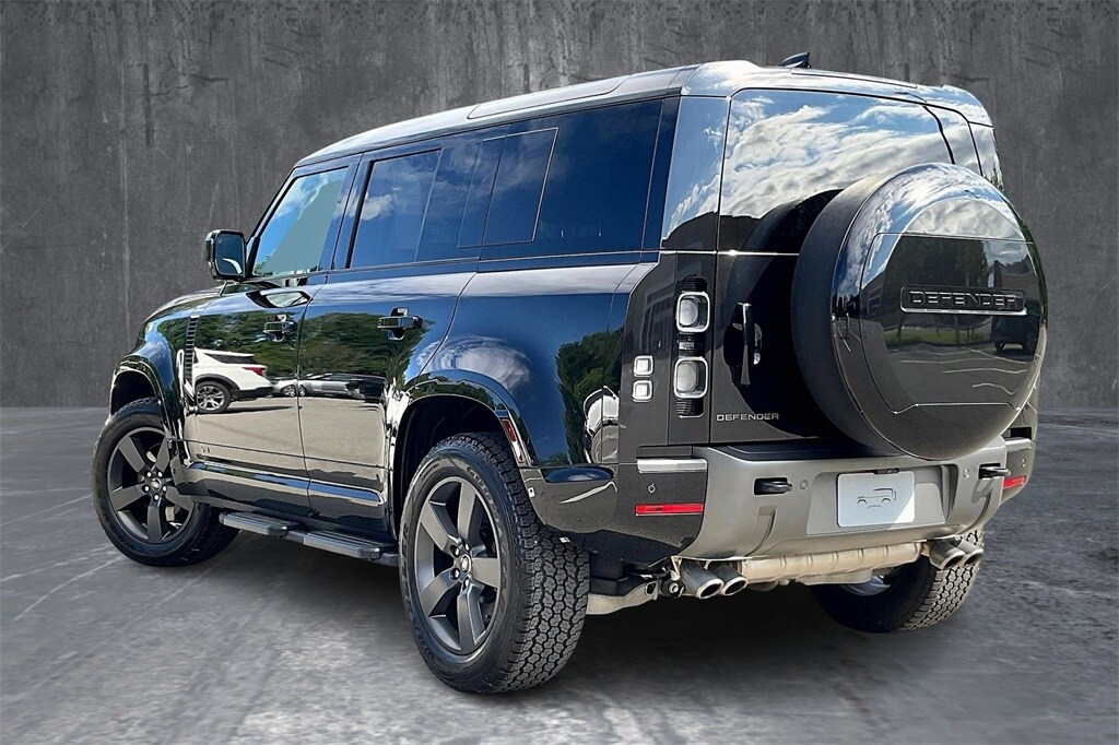 2025 Land Rover Defender 110 V8 photo 3