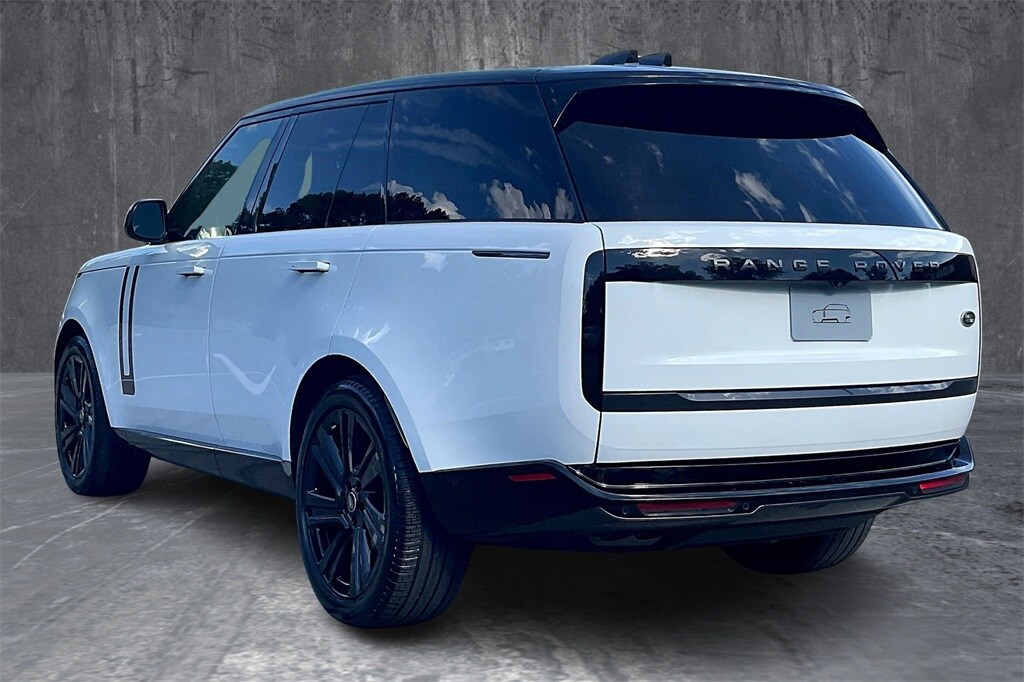 2023 Land Rover Range Rover SE photo 4