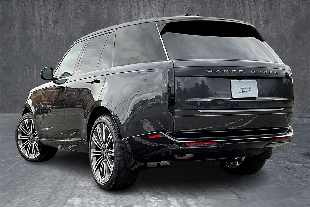 2025 Land Rover Range Rover SE photo 3