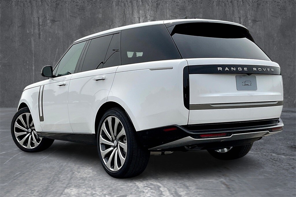 2025 Land Rover Range Rover SE photo 3