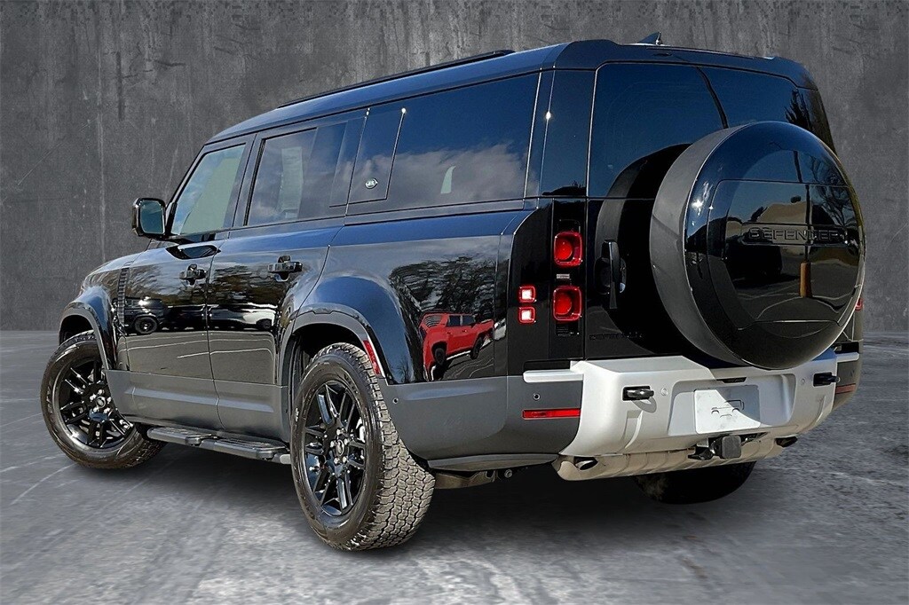 2024 Land Rover Defender 130 S photo 4