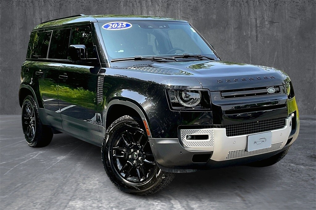 2025 Land Rover Defender 110 S photo 3