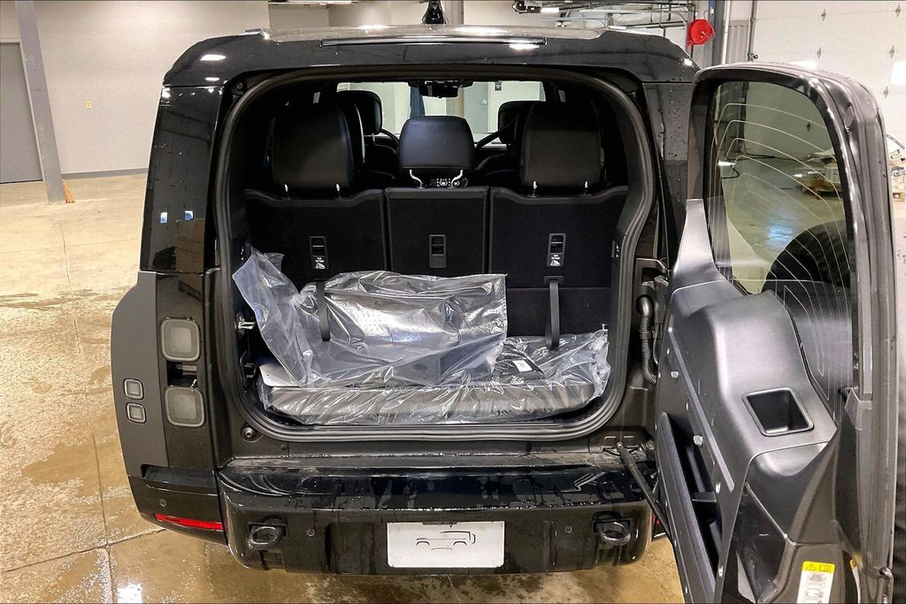 2026 Land Rover Defender X-Dynamic SE - Photo 9