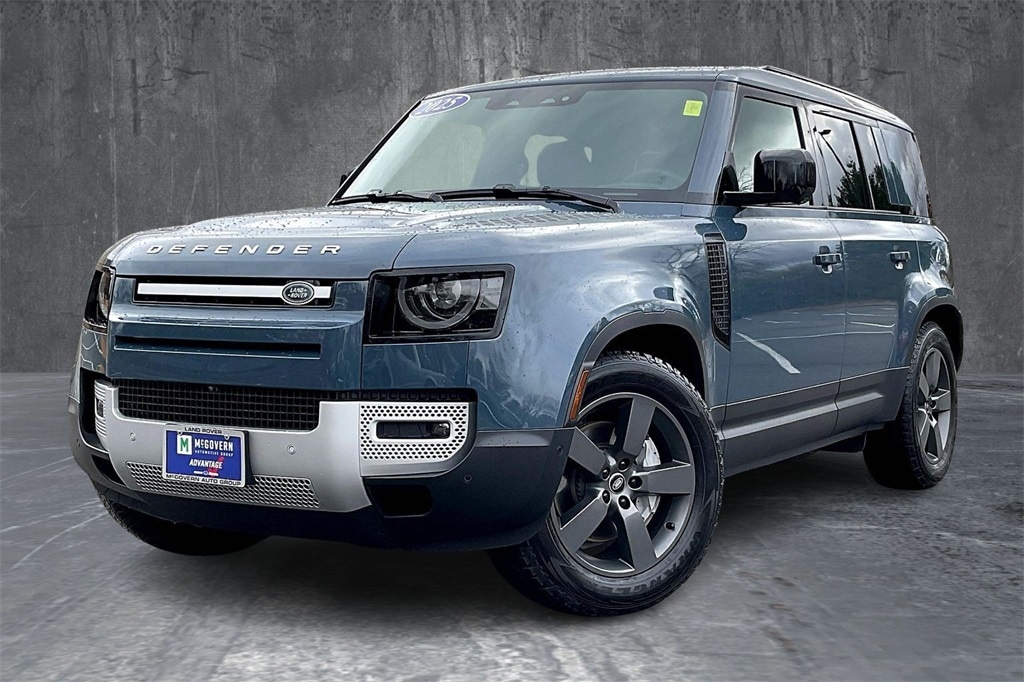 2025 Land Rover Defender S's photo