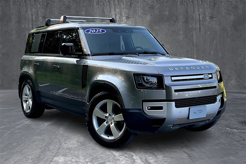 2025 Land Rover Defender 110 S photo 3