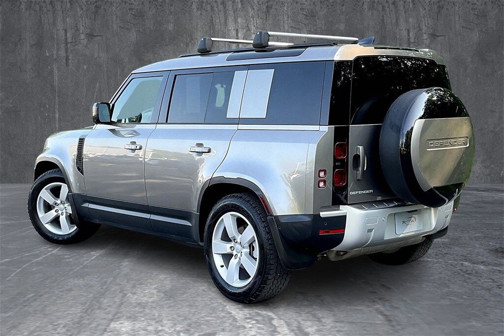 2025 Land Rover Defender 110 S photo 4