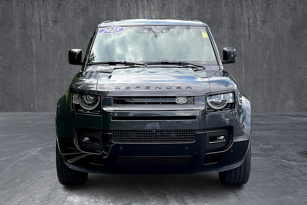 2025 Land Rover Defender 110 V8 X-Dynamic SE photo 2
