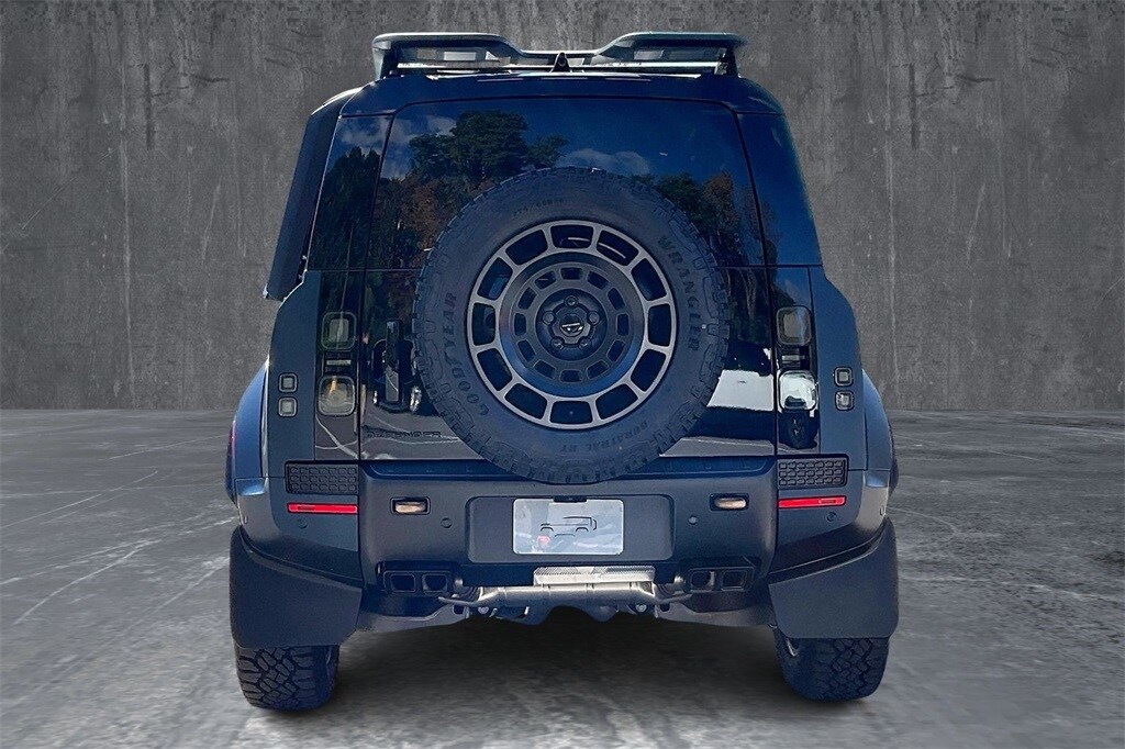 2026 Land Rover Defender 110 photo 4