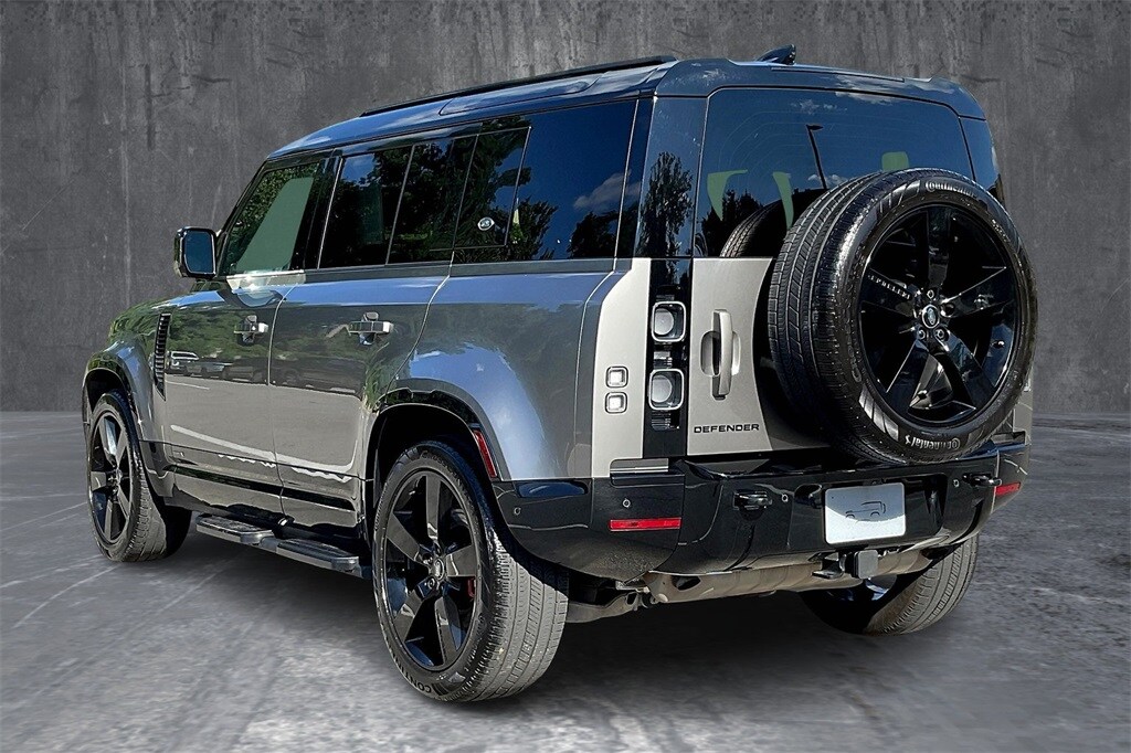 2024 Land Rover Defender 110 photo 4