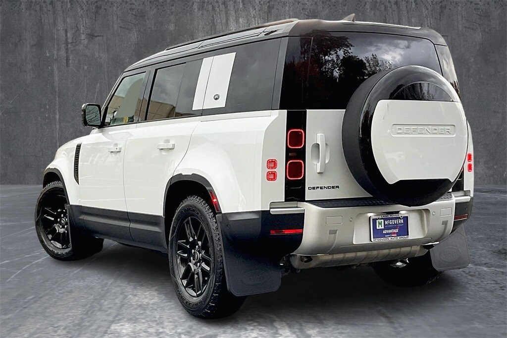 2024 Land Rover Defender 110 S photo 2