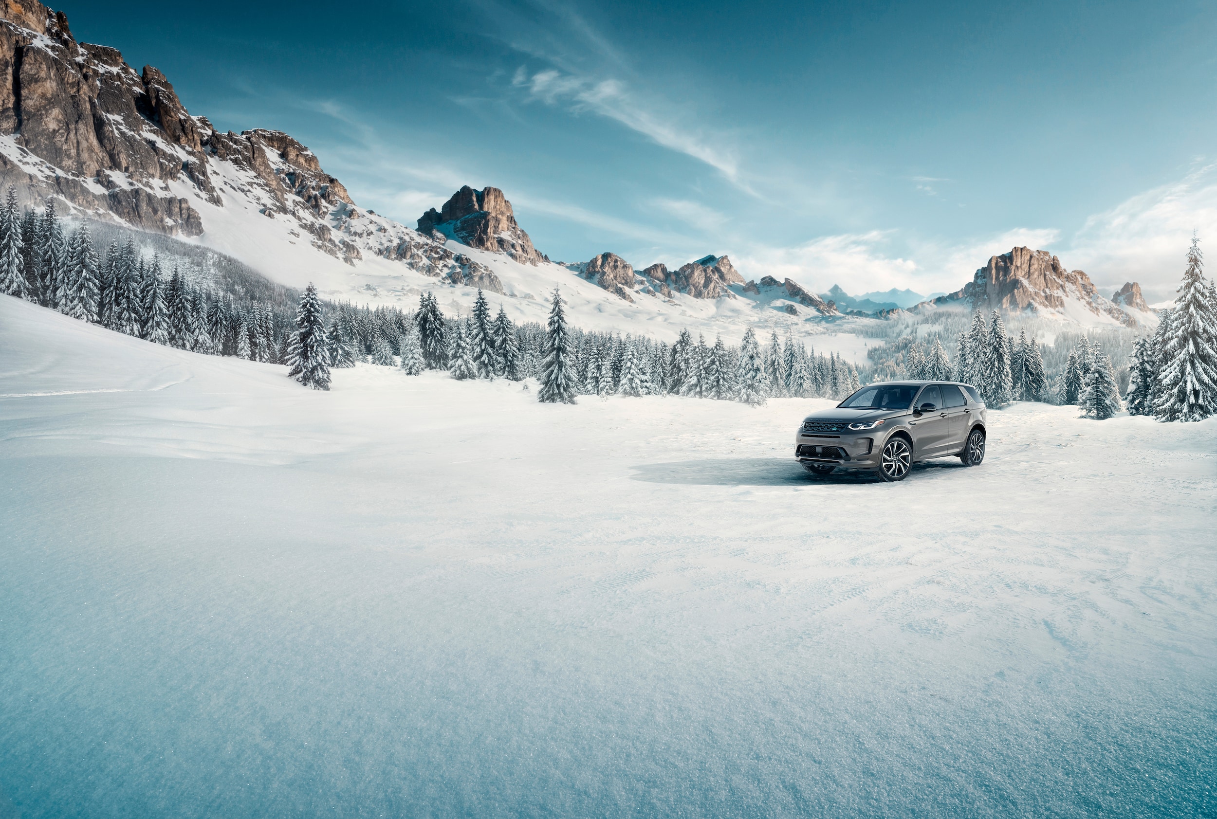 Discovery Sport driving through snow