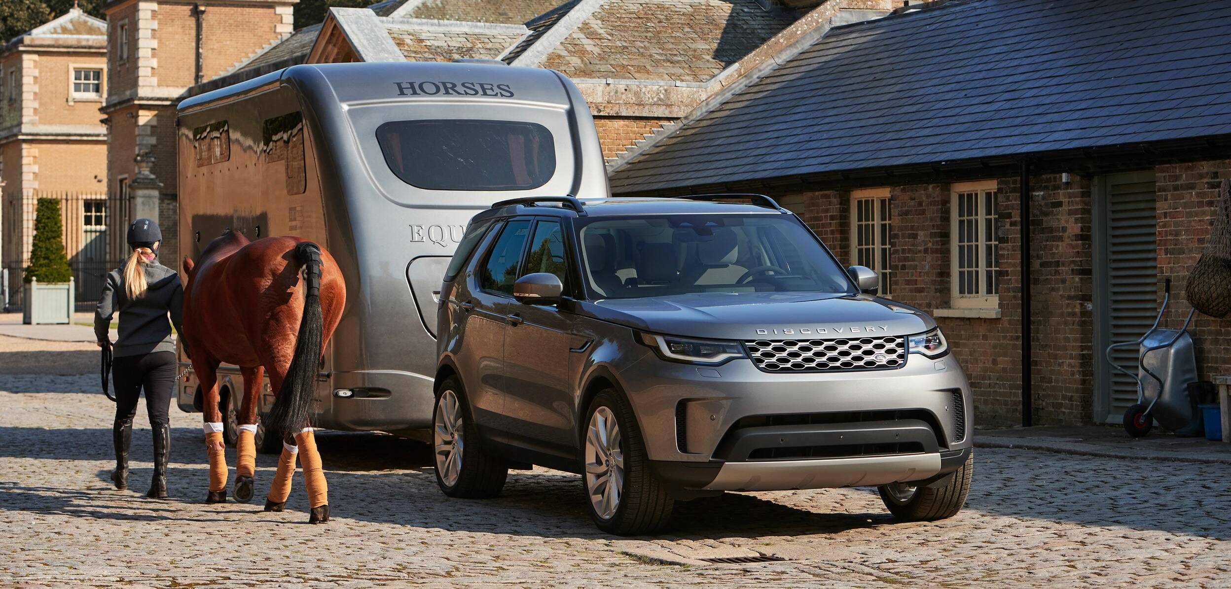 Land Rover Discovery towing a trailer