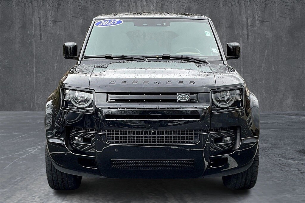 2025 Land Rover Defender 110 V8 photo 2