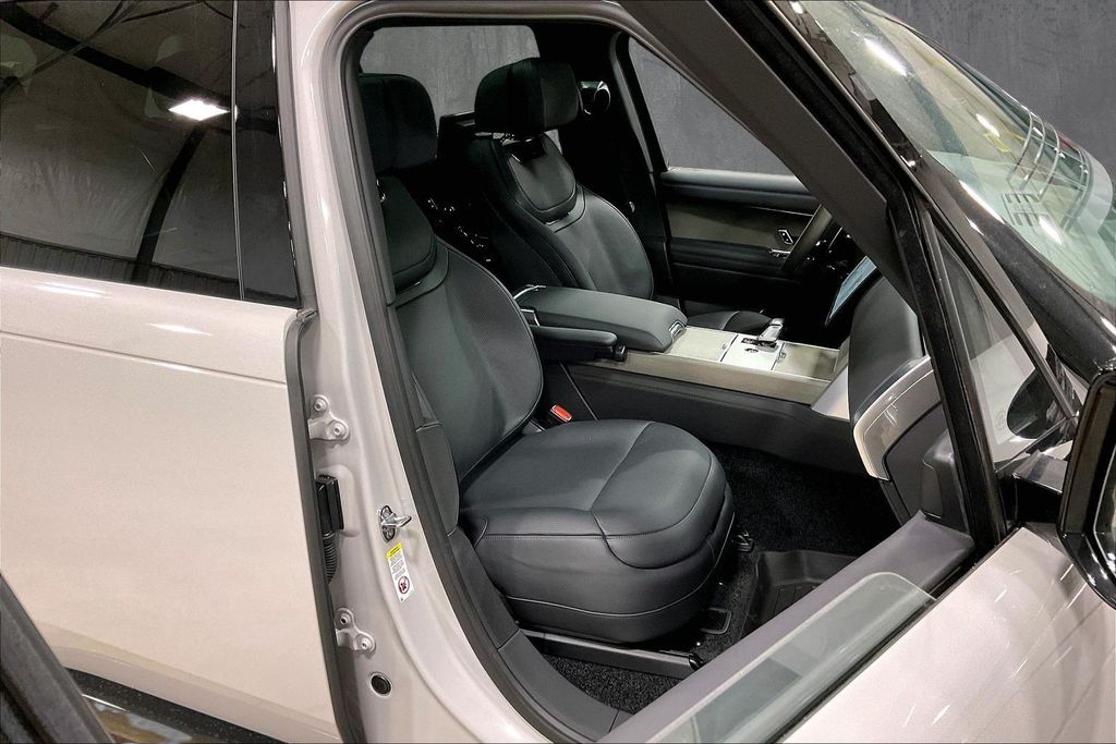 2026 Land Rover Range Rover SV - Photo 11