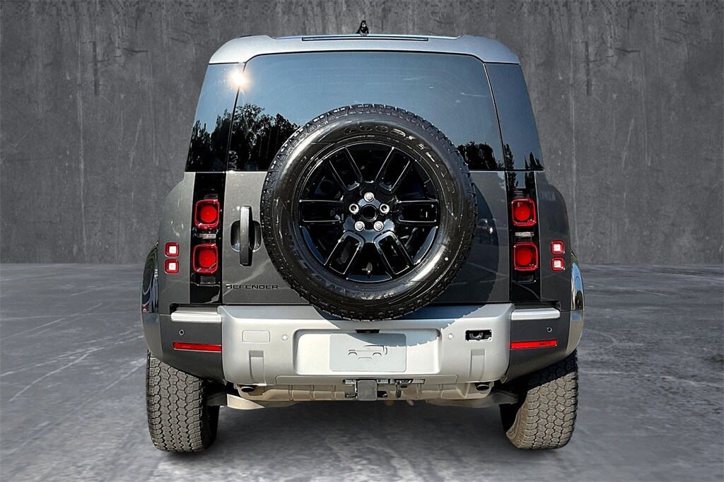2025 Land Rover Defender 110 S photo 4
