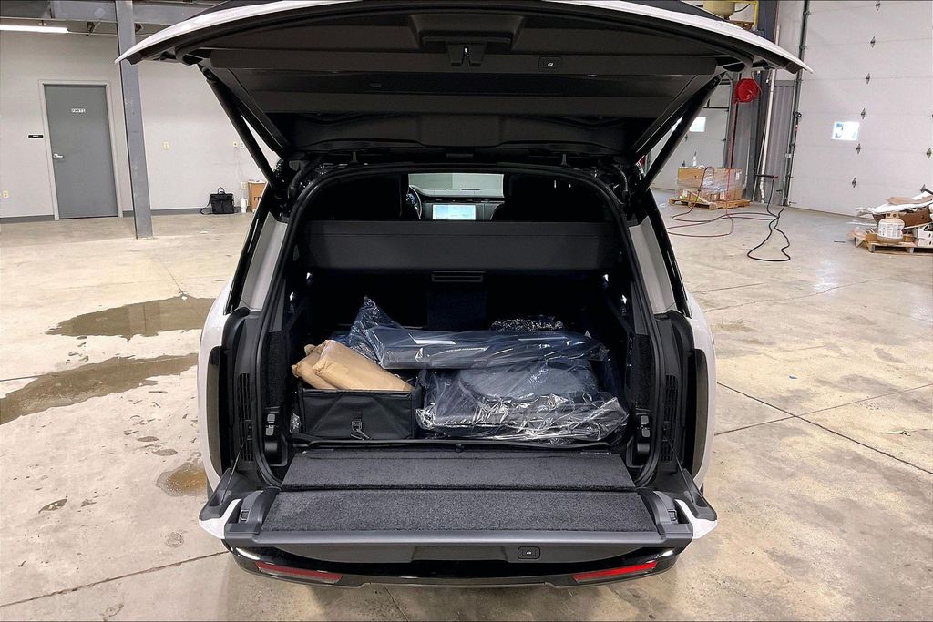 2026 Land Rover Range Rover SV - Photo 9