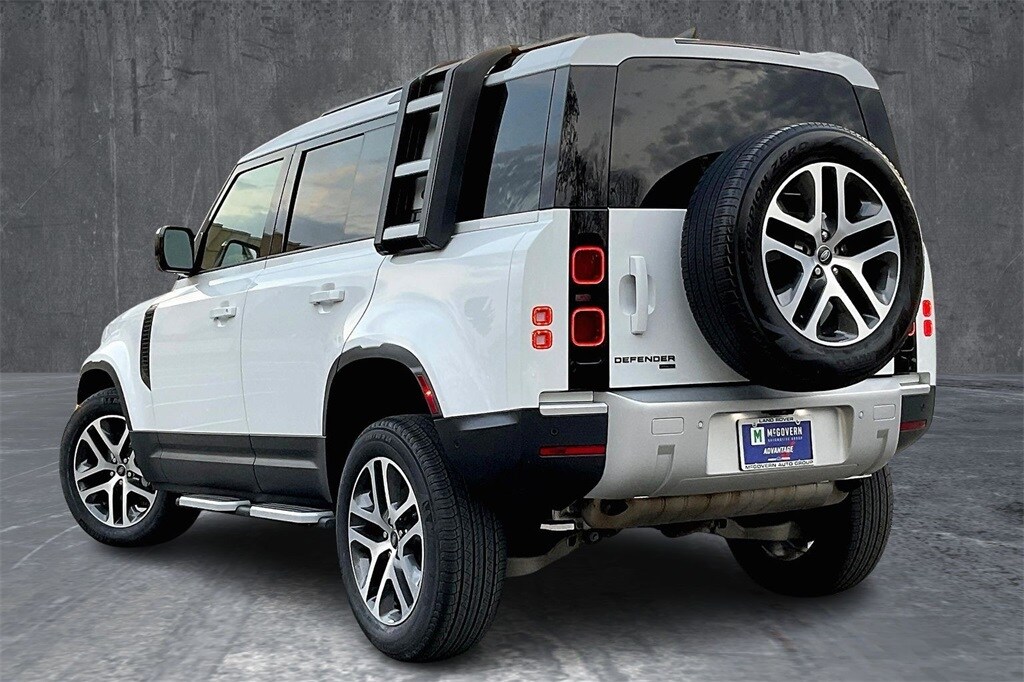 2022 Land Rover Defender 110 SE photo 4