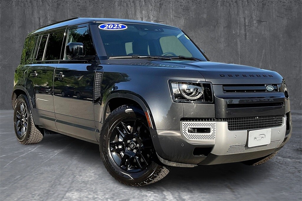 2025 Land Rover Defender 110 S photo 3