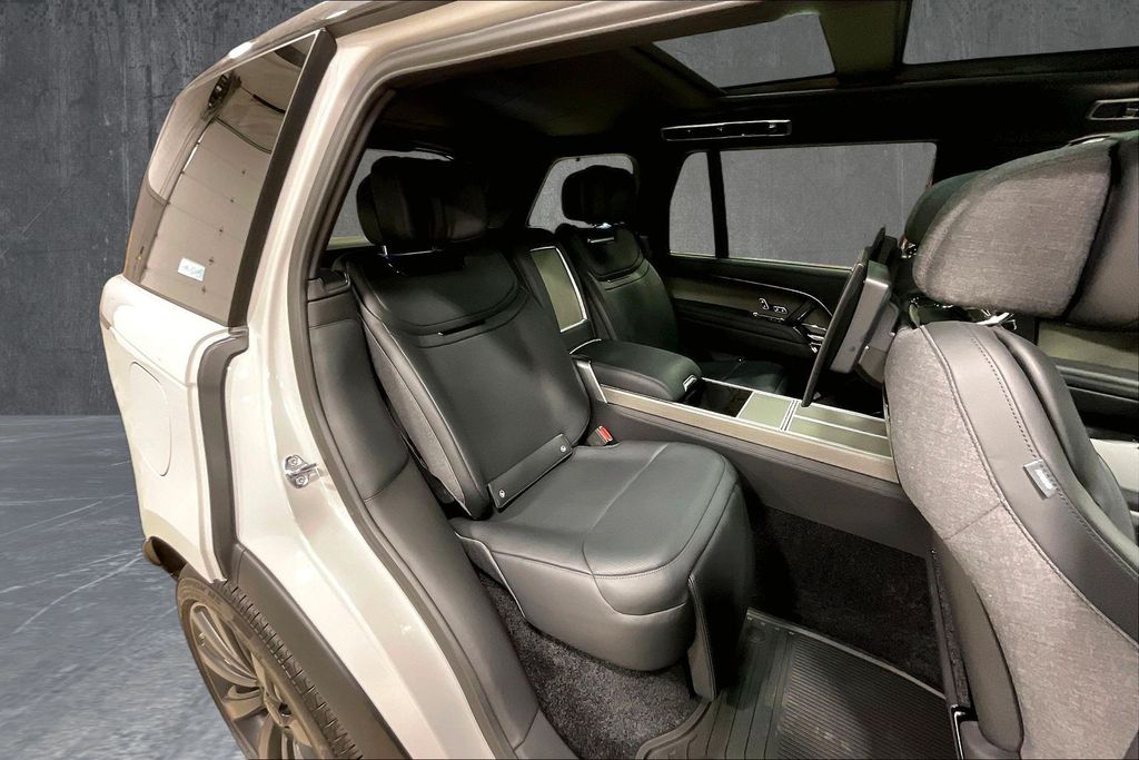 2026 Land Rover Range Rover SV - Photo 10