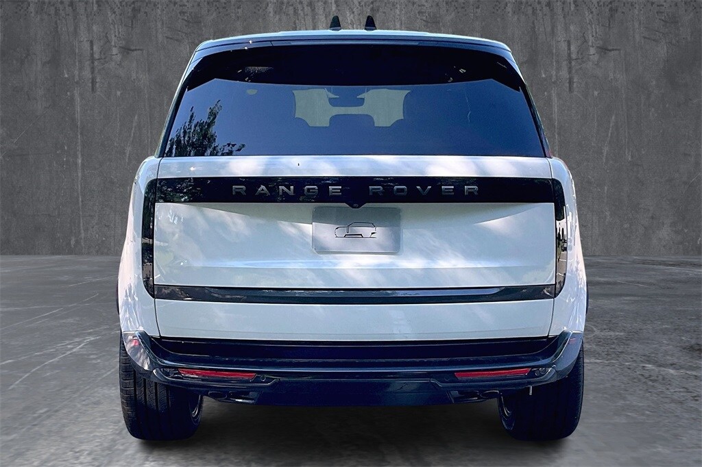 2025 Land Rover Range Rover SE photo 3