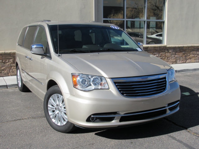 2015 Chrysler Town & Country Limited Platinum's photo